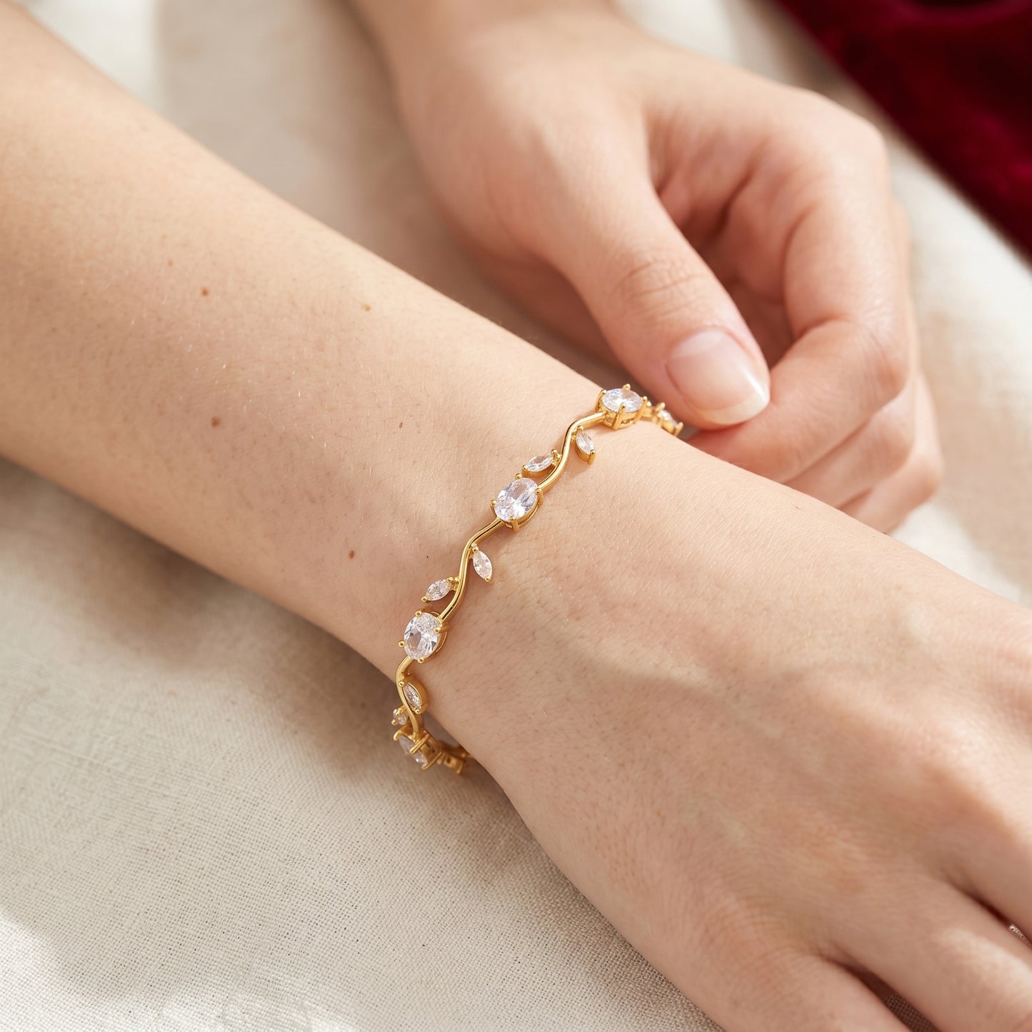 Tulip Bracelet white color